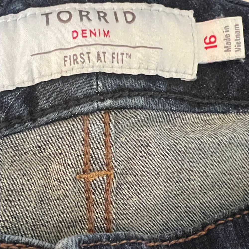 Torrid Women's Dark Wash 5-Pocket Denim Jeans Shorts Size 16 - Picture 8 of 8